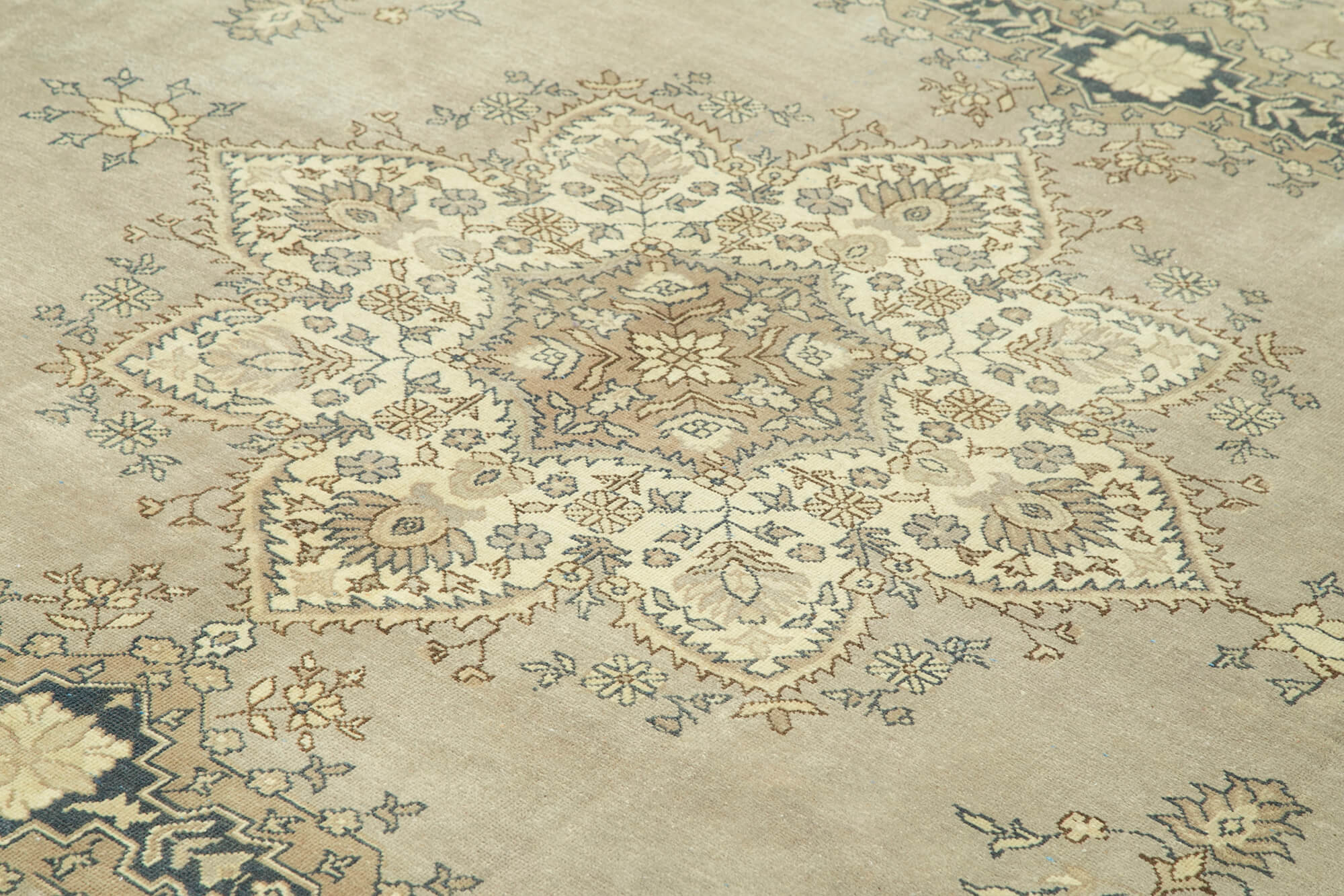 Alabaster Persian — 2.74 x 3.68