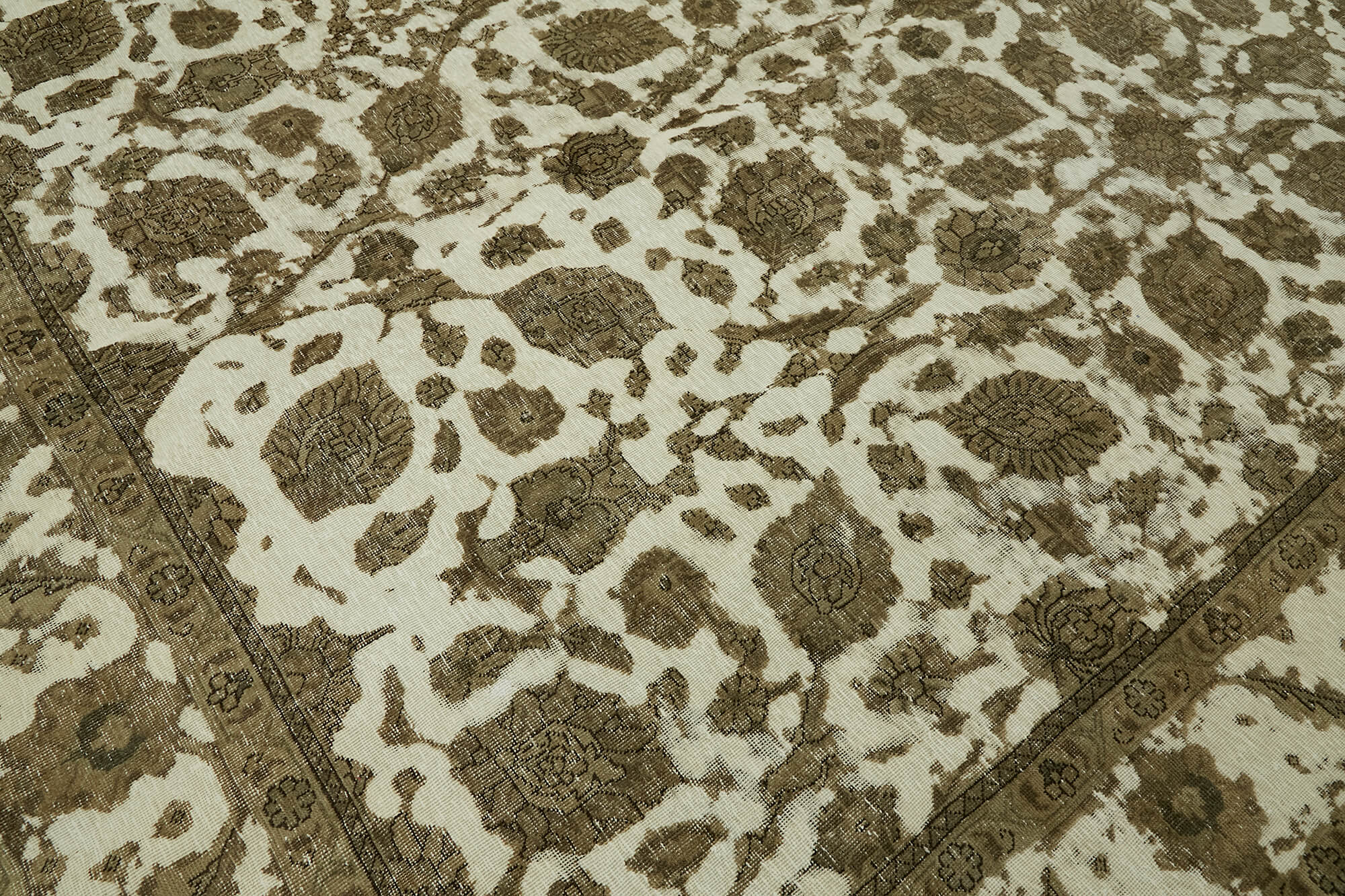 Ivory Persian — 2.86 x 3.90