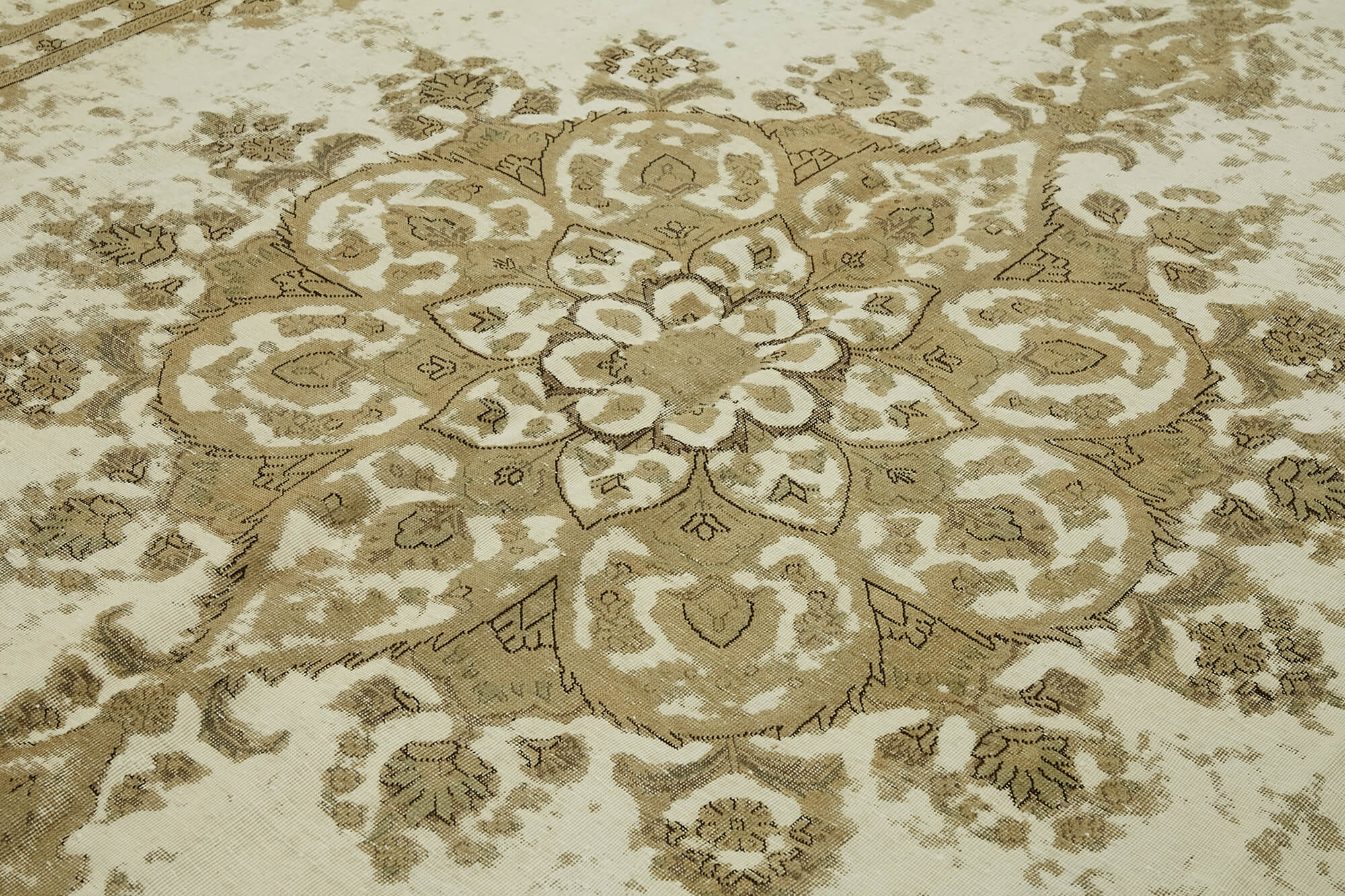 Alabaster Persian — 2.93 x 3.80