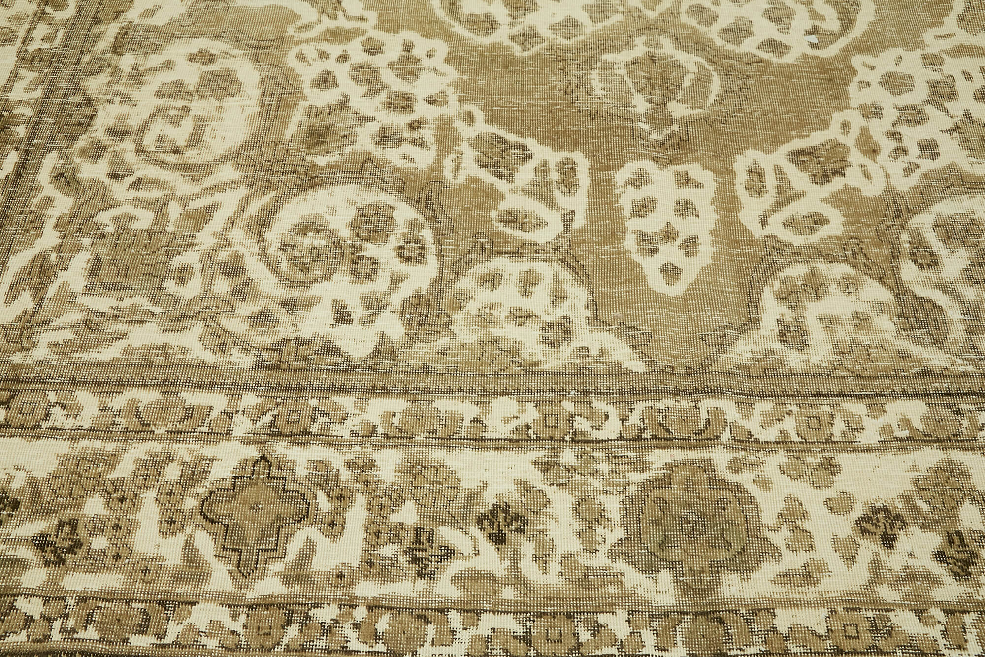 Alabaster Persian — 2.86 x 3.74