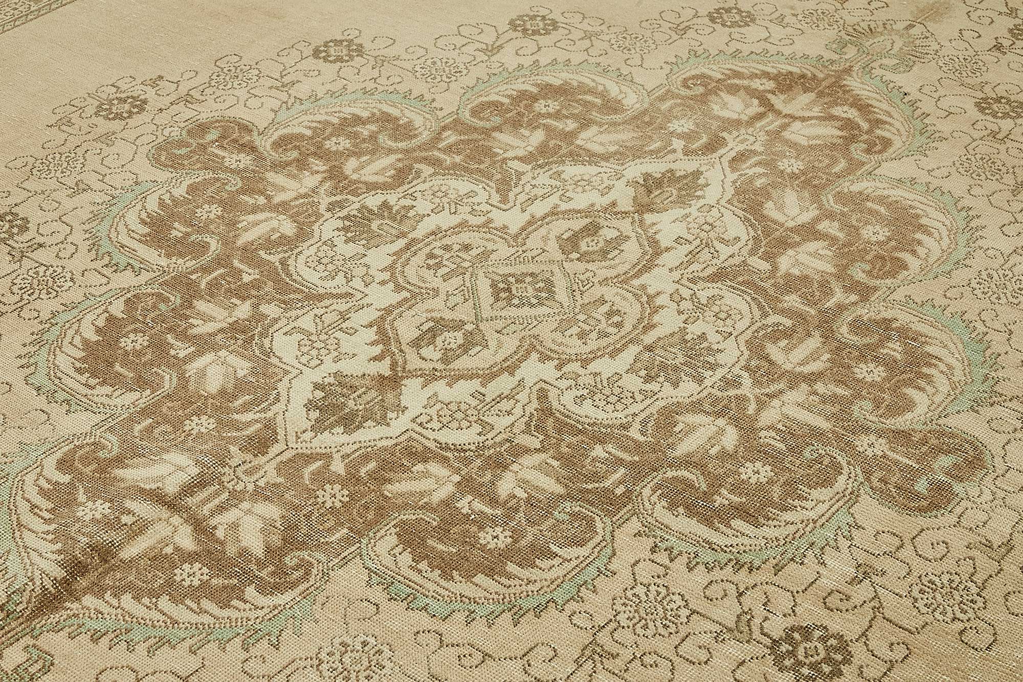 Ivory Persian — 2.83 x 3.85