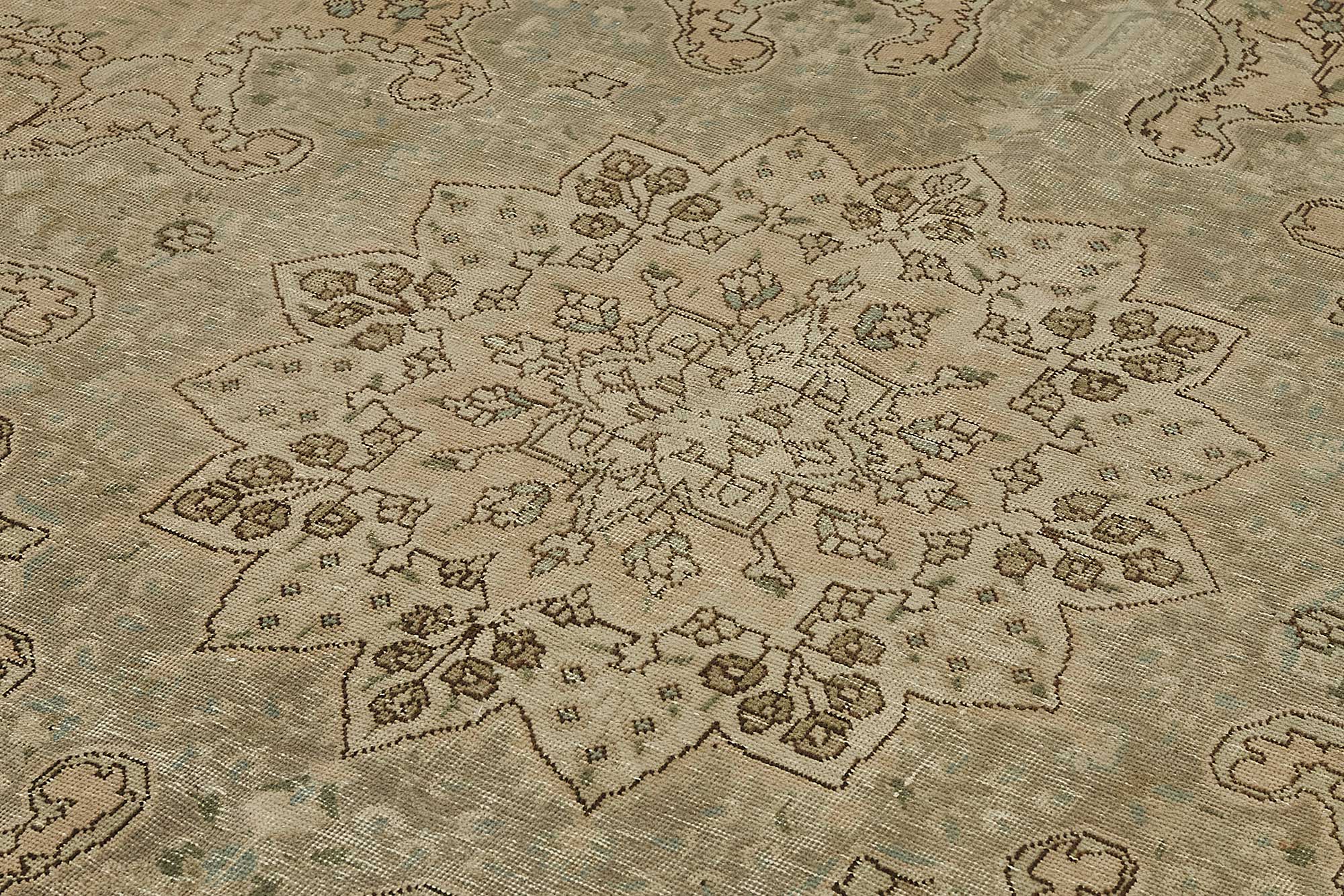 Ivory Persian — 2.89 x 3.81