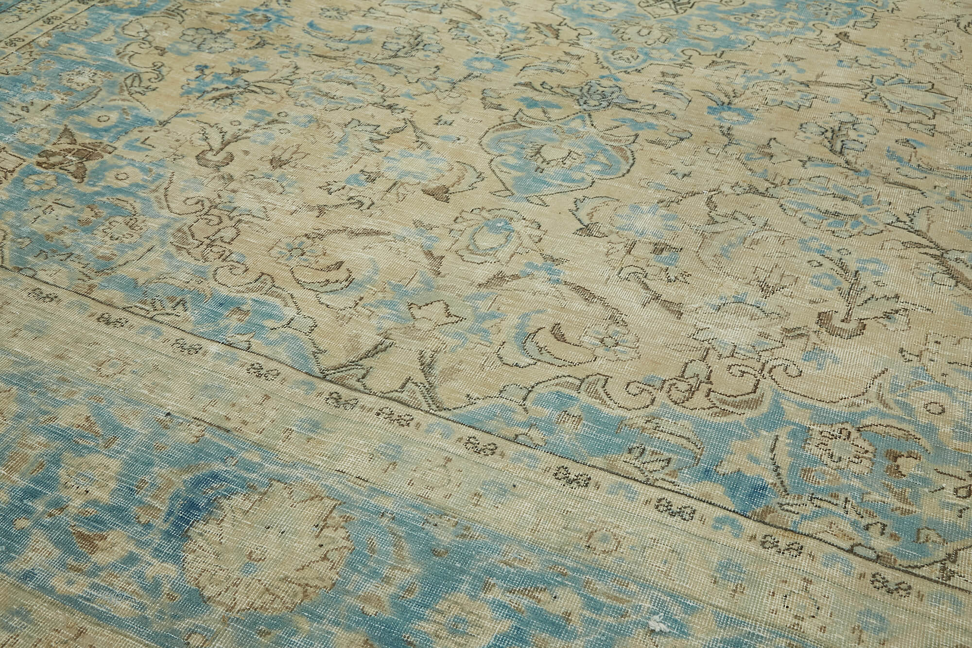 Ivory Persian — 3.14 x 3.87