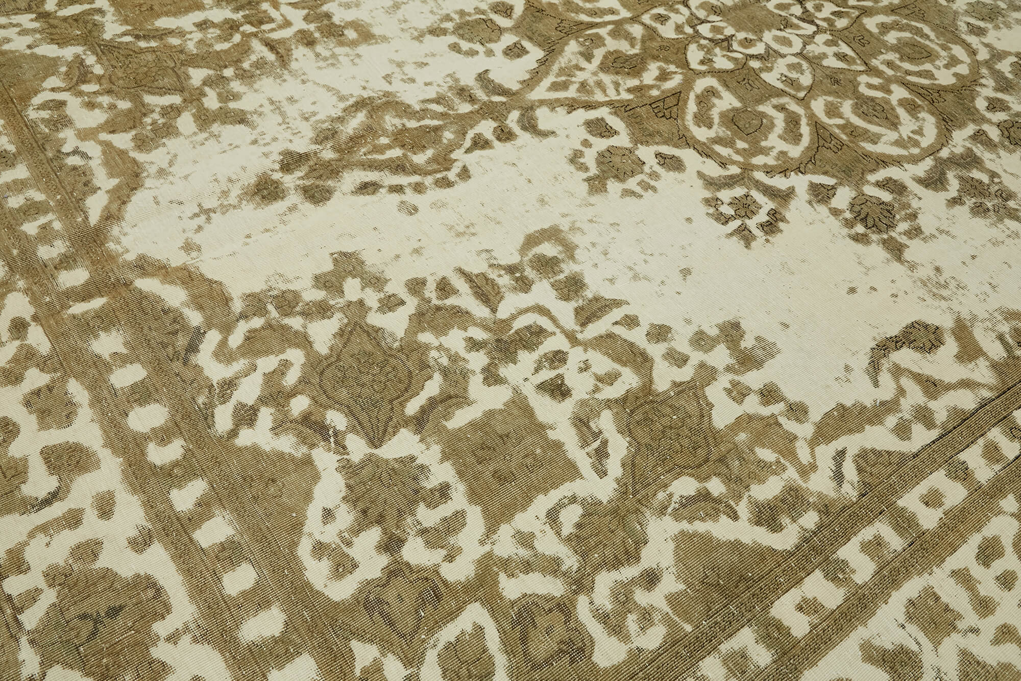 Alabaster Persian — 2.93 x 3.80