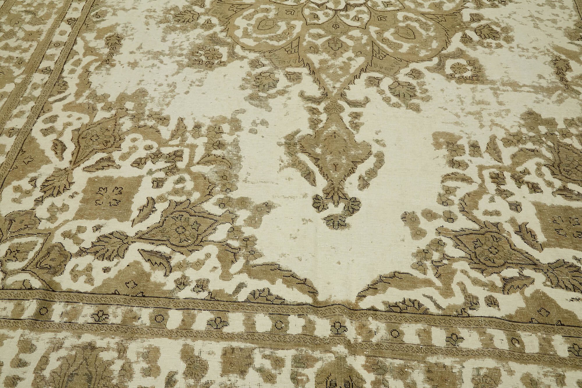Alabaster Persian — 2.93 x 3.80
