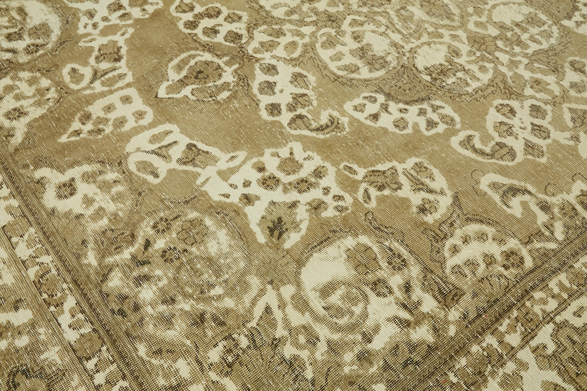 Alabaster Persian — 2.86 x 3.74