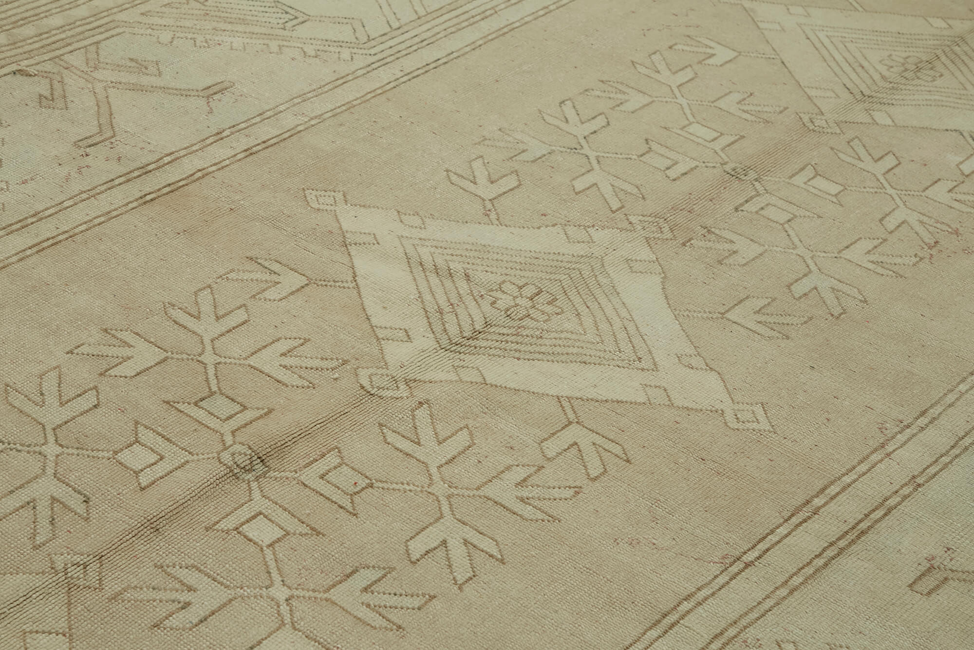 Alabaster Persian — 2.64 x 4.02