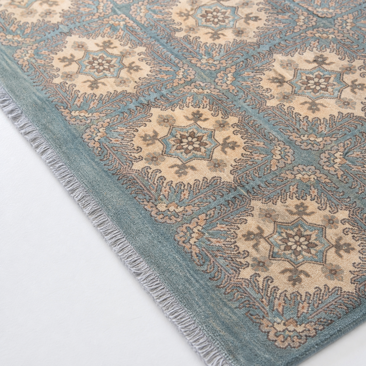 Gulzar-e-Balkh Afghan Ghazni wool rug, hand-knotted detail
