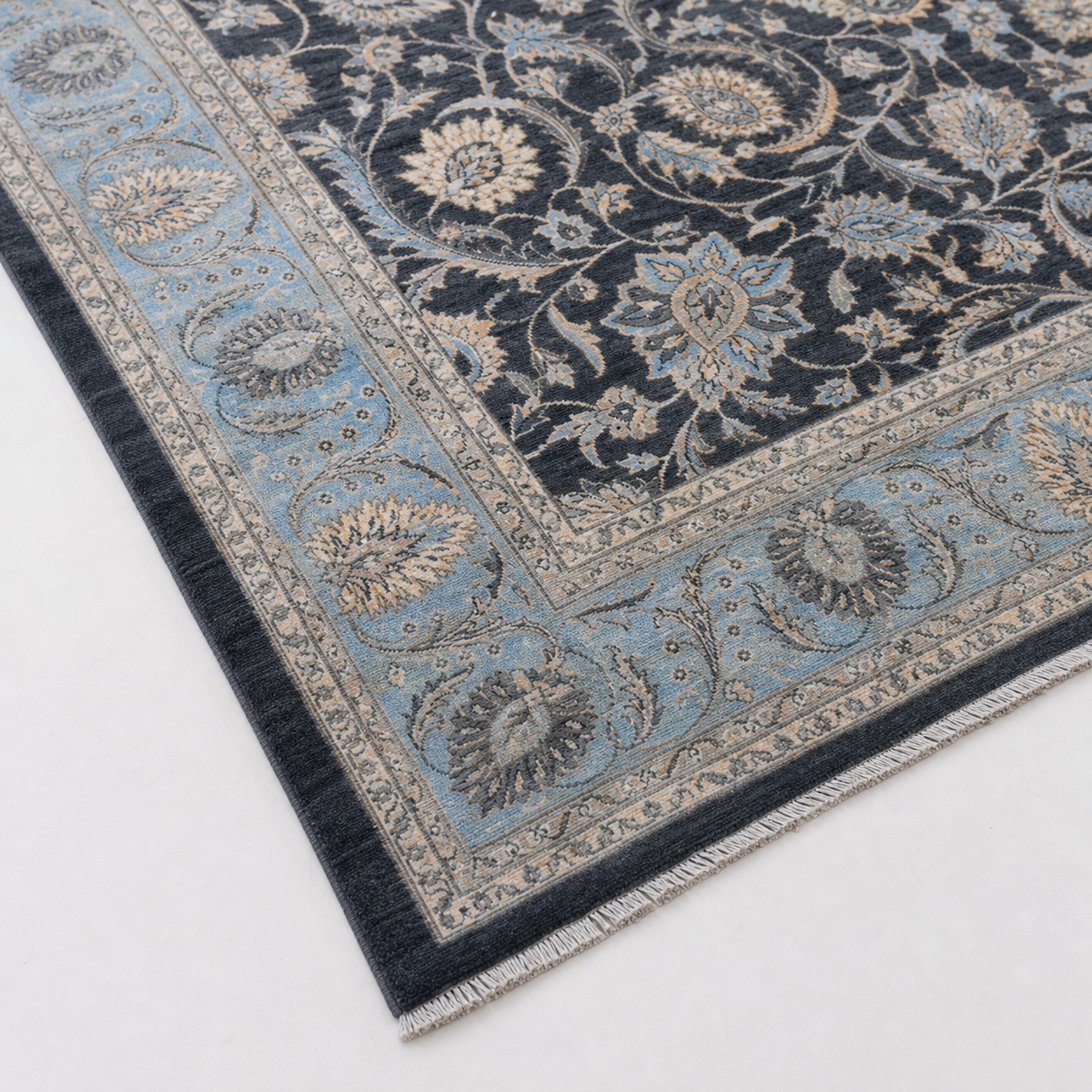 Nil-e-Kabul Afghan Ghazni wool rug, hand-knotted detail