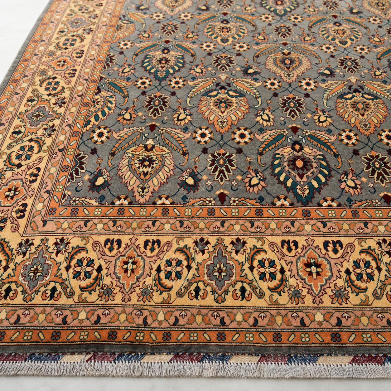 Baran-e-Ghazni Afghan Ghazni wool rug, hand-knotted detail