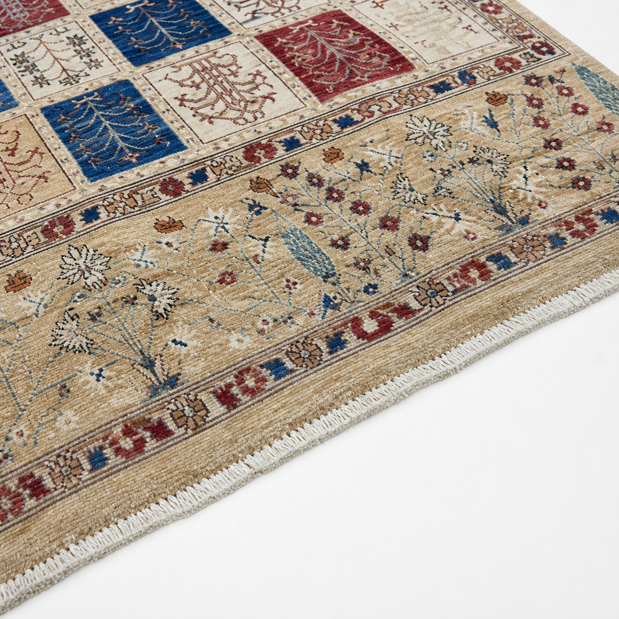 Chaman-e-Zar Afghan Ghazni wool rug, hand-knotted detail