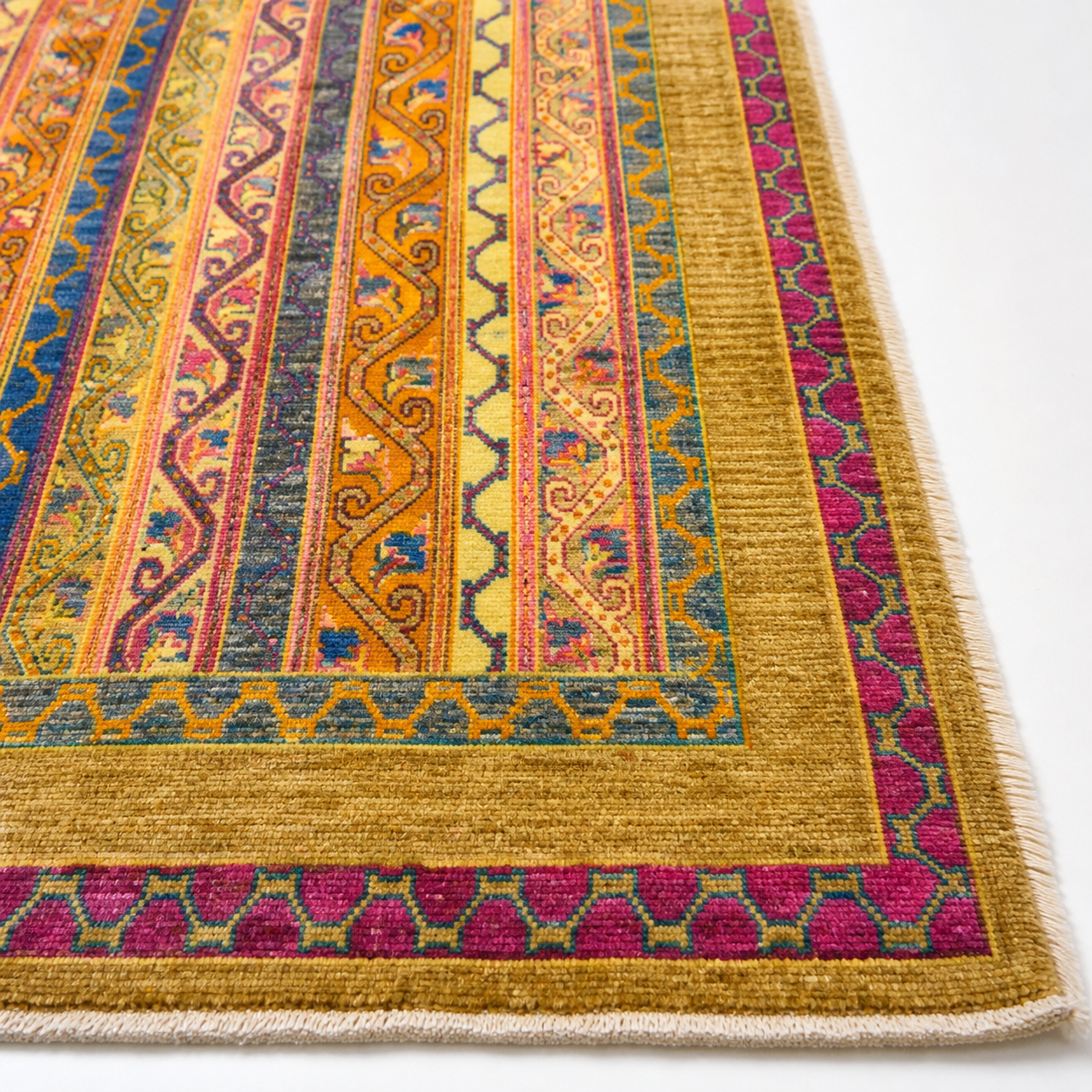 Rangin-e-Kabul Afghan Ghazni wool rug, hand-knotted detail
